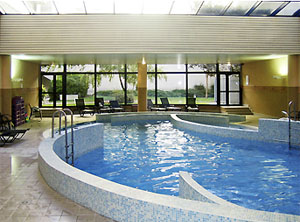 Hotel Ibis Berthier Paris-piscina interioara Ibis Berthier Paris piscina