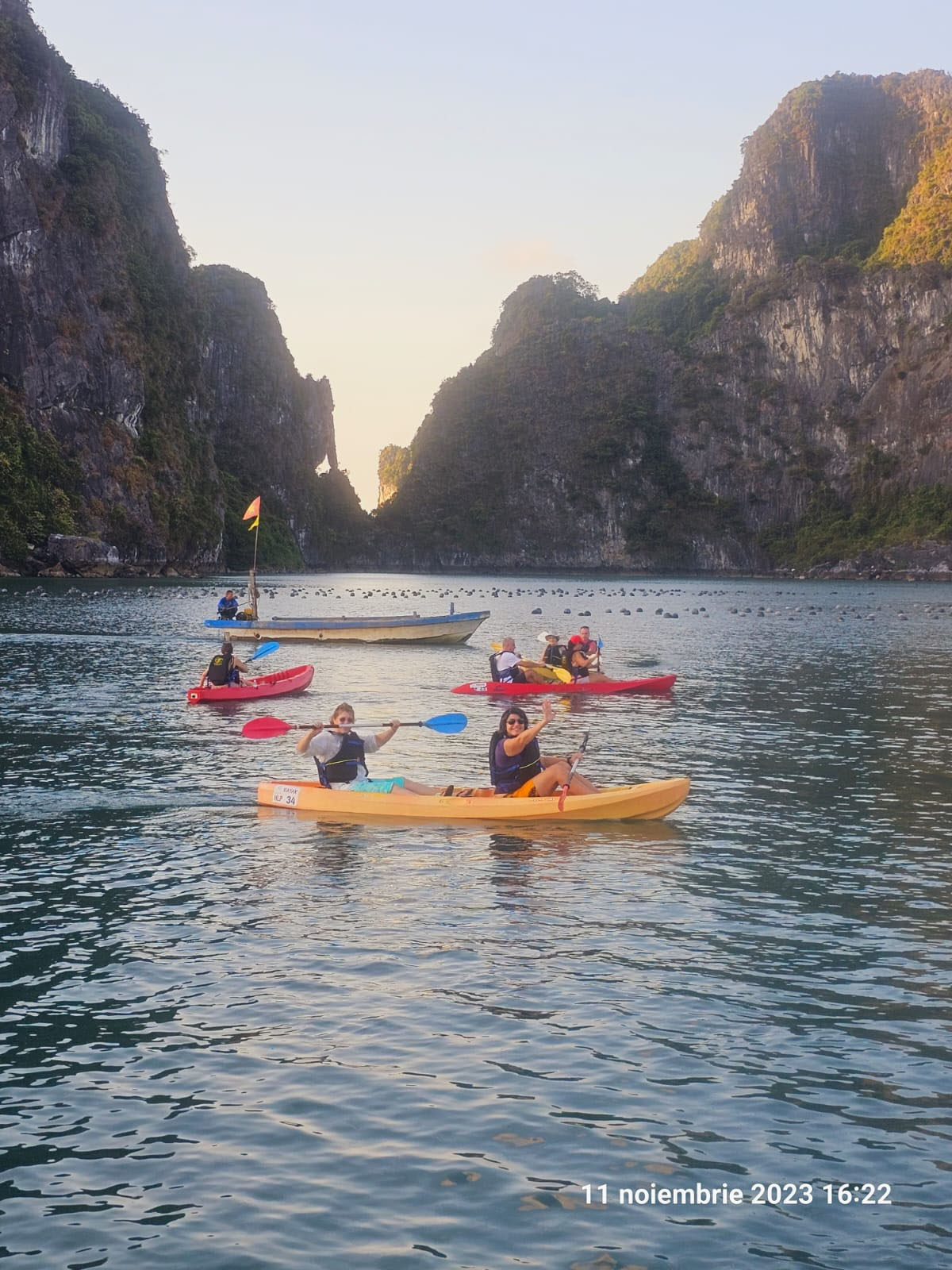 In Vietnam-Golful Ha Long