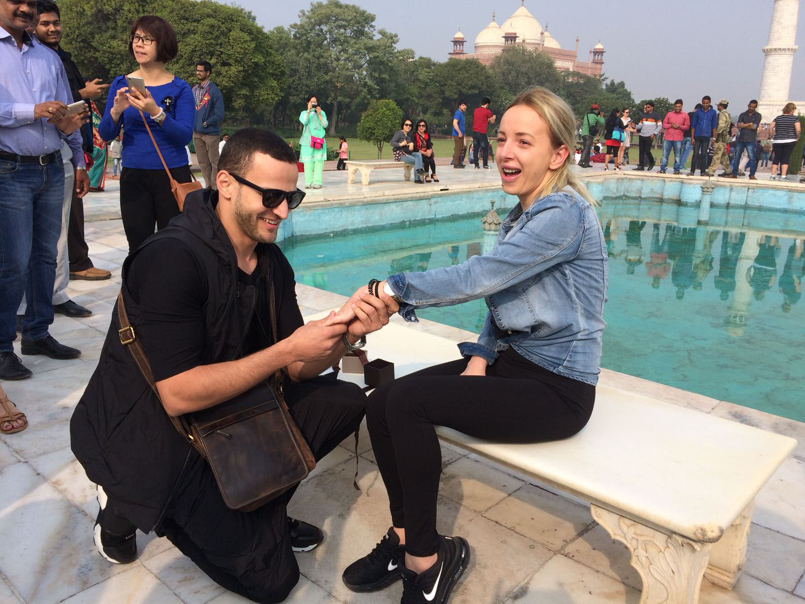 A cerut-o in casatorie la Taj Mahal