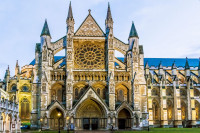 Abatia Westminster, un model de arhitectura medievala la scara uriasa, locul ceremoniilor regale. Turnul Londrei cu un trecut glorios, insa mai mult cunoscut ca loc de detentie