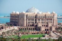 facem stop fotografic la faimosul hotel Emirates Palace, un hotel luxos parte a lantului Kempinski (accesul in interior nu este permis)