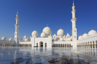 In cadrul turului de oras admiram Moscheea Sheik Zayed – cea mai mare moschee din Emiratele Arabe si a sasea cea mai mare din lume