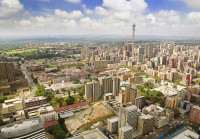 Ne indreptam catre Johannesburg–oras ce se numara printre cele mai mari 40 de zone metropolitane din lume ! A fost cladit pe visuri de averi fabuloase si chiar si azi lacomia nascuta din descoperirea aurului in Sec al XIX-lea, conduce in continuare.