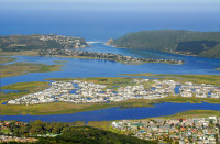 Orasul se afla la marginea unei minunate lagune care se deschide intre doua faleze de calcar printre care patrund apele oceanului.
