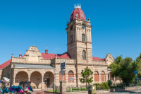 Oudtshoorn se afla in interior, la 65 km de coasta oceanica si este faimos mai ales pentru fermele cu struti (este considerat capitala mondiala a strutilor) si pentru pesterile Cango.