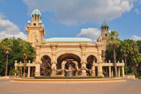 In imediata apropiere se afla Parcul National Pilanesberg, care este o regiune cu o flora si fauna bogata, Sun City se afla la aproximativ 150 km nord-vest de Johannesburg si Pretoria.