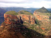 O urmatoare atractie va fi canionul raului Blyde–una dintre marile minuni ale continentului african. Cele trei rondavele reprezinta un loc foarte pitoresc si indragit din apropierea raului Blyde.
