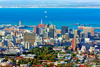 Sawubona-Bine ati venit ! Cape Town–un oras atarnat parca, de extremitatea sud-vestica a Africii, ce vibreaza energiile a doua culturi (cea africana, dar si cea europeana) asteapta sa va incante cu frumuseti naturale de neegalat.