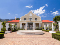 Timp liber la dispozitie sau optional, Excursie pe Drumul Vinului. Vom vizita Franschhoek, considerat capitala culinara a Africii de Sud.