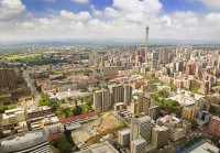 Suntem in Johannesburg-oras ce se numara printre cele mai mari 40 de zone metropolitane din lume ! A fost cladit pe visuri de averi fabuloase si chiar si azi lacomia nascuta din descoperirea aurului in Sec al XIX-lea, conduce in continuare.