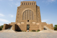 Vom incepe vizita orasului cu monumentul Voortrekker-impresionant edificiu de granit dedicat marii migratii a populatiei de origine olandeza spre estul si nord-estul tarii.