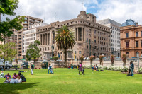 Continuam cu Piata Catedralei, dominata de statuia lui Paul Kruger, presedinte al Africii de Sud in perioada 1883–1900. Piata este marginita de cladiri istorice, printre care se afla cladirea Parlamentului si cea a Tribunalului.