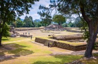 Iximche este un sit arheologic mayas important, situat in zona inalta centrala a Guatemalei, in apropiere de orasul Tecpan