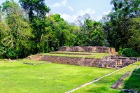 Plecati pe urmele civilizatiei maya si va indreptati catre situl arheologic Quirigua, inconjurat de cea mai mare plantatie de banane din America Centrala.