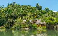 Calatoria continua apoi catre Rio Dulce, o mica asezare pe malul raului cu acelasi nume care este locul perfect pentru explorarea ruinelor maya din apropiere.