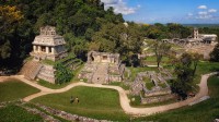 Va aflati in Palenque care adaposteste unul dintre cele mai spectaculoase si enigmatice situri arheologice mayase