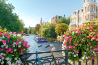 Ziua de astazi este dedicata vizitarii Amsterdamului – un oras cu peste 700 de ani de istorie ce ofera vizitatorilor o incursiune intr-o lume diferita