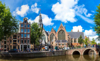 precum cea mai veche biserica din Amsterdam–Oude Kerk sau Biserica Veche, construita in stil gotic tarziu datand din Sec al XIV-lea.