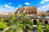 ne vom indrepta spre centrul istoric dominat de turnul-clopotnita, fostul minaret al impunatoarei Mezquita–azi Catedrala