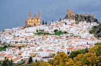 Apoi ne indreptam catre Olvera, situat strategic in varful unui deal, cu un impresionant castel maur care ofera privelisti uimitoare asupra peisajului rural inconjurator.