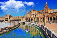 Tur de oras Sevilla pietonal cu ghid local. Incepem cu Plaza de Espagna, una din cele mai frumoase piete din lume situata in parcul Maria Luisa