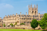 aici fiind localizata Universitatea Oxford, aflata in fruntea clasamentelor universitatilor din intreaga lume. Vizitam din exterior renumitul Colegiu si Catedrala.