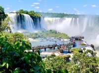 Cascada este divizata de insula San Martin, cele doua parti ale cascadei fiind conectate prin numeroase pasarele de unde aveti ocazia sa admirati peisaje unice, absolut superbe cu cele doua parti ale cascadei.