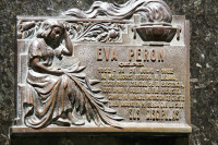 Continuam cu un tur pietonal catre cartierul Recoleta, unde putem vizita cimitirul cu acelasi nume, locul unde este inmormantata celebra sotie a fostului presedinte Juan Peron, Evita Peron.