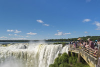 Dintre toate cascadele Iguazu, La Garganta del Diablo este cea mai impresionanta si demarca granita dintre Argentina si Brazilia.