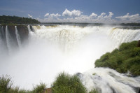 Excursie la Cascadele Iguazú (partea argentiniana). Dintre toate cascadele Iguazu, La Garganta del Diablo este cea mai impresionanta si demarca granita dintre Argentina si Brazilia.