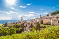 Continuam apoi cu vizita orasului sfant Assisi - un oras incarcat de istorie ale carui origini se pierd in istoria civilizatiei umane.