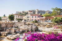 de la varietatea de culori si arome din Piata Centrala, la forfota din Monastiraki si la atmosfera irezistibila a cafenelelor, tavernelor si restaurantelor din Plaka,