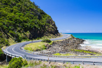 Astazi vom face o excursie senzationala pe Great Ocean Road. Sapata in stanca in memoria celor care au servit Australia in timpul Primului Razboi Mondial, este fara doar si poate una dintre cele mai frumoase drumuri de coasta din intreaga lume.
