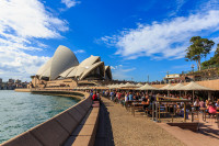 In continuarea turului, vom face un tur privat cu ghid local la unul dintre simbolurile Australiei – Opera din Sydney, cu acoperisul ei in forma de vele umflate de vant si amplasata in mijlocul portului.