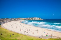Apoi, ajungem pe cea mai cunoscuta plaja din Australia - Plaja Bondi, cu nisip fin si auriu.