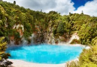 Parasim taramul minunat si ne continuam drumul spre Rotorua, o destinatie populara pentru peisajele uluitoare, pentru izvoarele termale si pentru promovarea culturii Maori.