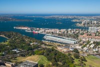 ne putem bucura de faimoasa panorama asupra Portului Sydney dominat de Podul Harbour