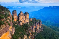 De la punctul de belvedere Echo Point, admiram Cele Trei Surori (The Three Sisters), stancile care au devenit un simbol al Blue Mountains.