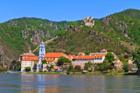 Dunarea isi croieste drumul pe langa sate incantatoare si podgorii intinse, iar castelele vechi sunt o dovada vie a importantei acestor vechi drumuri comerciale. Durnstein este cunoscut in mod deosebit, aici a fost inchis Richard inima de Leu