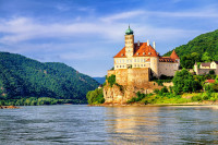 Intoarcerea in Viena se face prin Defileul Dunarii Wachau, acest peisaj romantic plin de istorie si legende