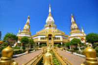 Aici se pot admira templele: Wat Mongkol Borpith cu una dintre cele mai mari statui din bronz a lui Buddha,