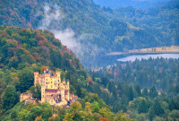 Continuam apoi cu vizitarea Castelul Hohenschwangau, locul unde si-a petrecut copilaria Ludovic al II-lea.