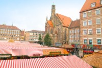 In acest decor are loc anual cel mai vechi si mai cunoscut targ de Craciun din lume–Nüremberg Christkindlesmarkt.