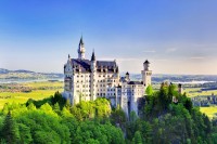 Castelul Neuschwanstein unul dintre cele mai populare si mai vizitate castele din Europa si una din cele mai renumite atractii turistice din Bavaria.