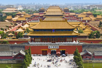 De aici se patrunde in Palatul Imperial din timpul dinastiilor Ming si Qing, cunoscut sub numele de Orasul Interzis, un complex arhitectural cu peste 9.000 de camere