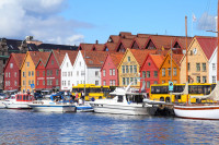 faimosul port Bryggen este marginit de case colorate care adapostesc muzee, restaurante si magazine de arta, iar piata de peste ofera o mare varietate de fructe de mare si peste proaspat.