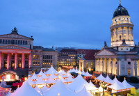 Va recomandam vizitarea Targului de Craciun din Piata Gendarmenmarkt–unde se organizeaza una dintre cele mai frumoase Piete de Craciun din Berlin.