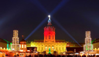 Castelul si parcul sau sunt cufundate intr-o lumina romantica, peste 150 de comercianti din intreaga Germanie s-au strans aici sa-si prezinte obiectele de arta si artizanat vechi, sunt organizate targuri de meserii si un spectacol culinar