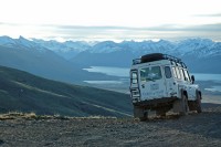 Dupa-amiaza, la bordul unor masini 4x4 pornim catre Parcul de Aventura Cerro Frias.