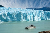 Dupa-amiaza, participam la un Safari Nautic navigand pe lacul Argentino, aproape de ghetarul “care nu se topeste”-Perito Moreno